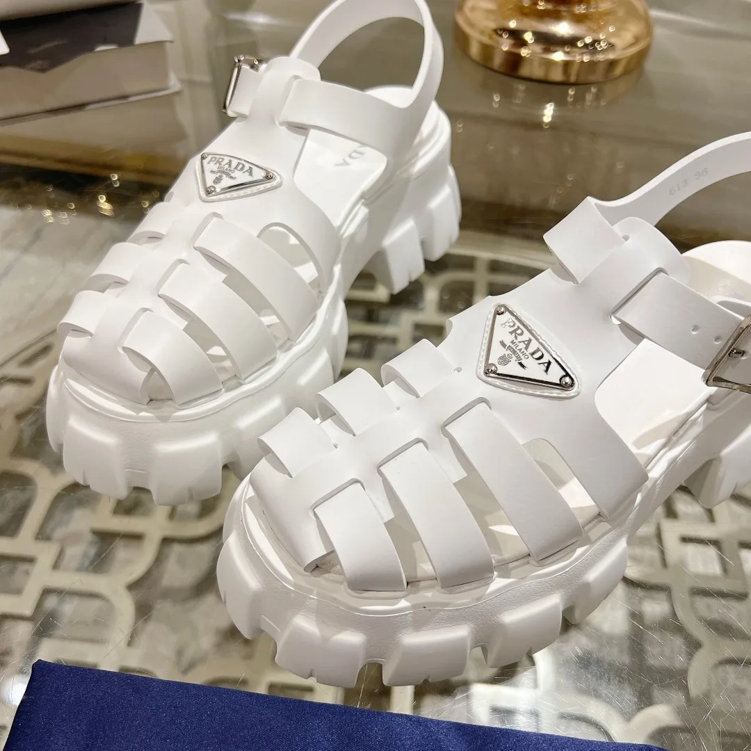 👟👟Ex-factory price 440👟👟 Prada's new spring and summer sawtooth Roman thick-soled rubber sandals, retro, fashionable and avant-garde gear teeth 55mm, thick-soled soles with rubber uppers, making the whole pair of shoes light and comfortable, bright colors, satisfying a variety of choices for fashionable people with different styles! The iconic metal triangle logo is paired with the shape of ancient beach sandals. Every design element is fashionable! Code number 35-40